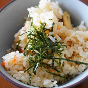 しめじと油揚げとにんじんの炊き込みご飯★ラー油風味